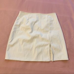White skirt with slit (faux leather)